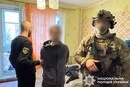 Ховався у тайнику в стіні. Поліція викрила організатора шахрайського кол-центру