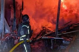 Масштабна пожежа на Сумщині: російські дрони атакували цивільний об’єкт