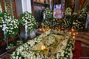 Могила Патріарха Філарета вкрита білими квітами 