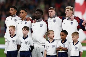 Букайо Сака (в центрі) не допоможе «Трьом левам»