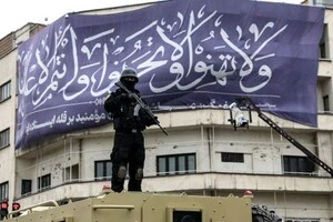 Офіцер іранських сил безпеки стоїть на варті 