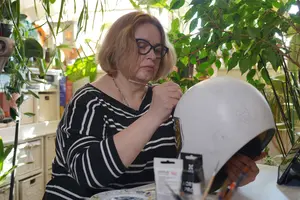 Владислав Гераскевич презентує «шолом пам’яті» в Музеї «Голоси Мирних» Фонду Ріната Ахметова