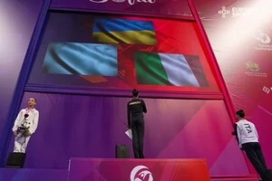 15-річна Ільтерякова (ліворуч) здобула срібло у фіналі вправ з обручем