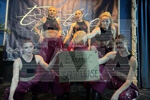 Росіянки під час свого виступу використали плакат з написом «exotic ≠ striptease»