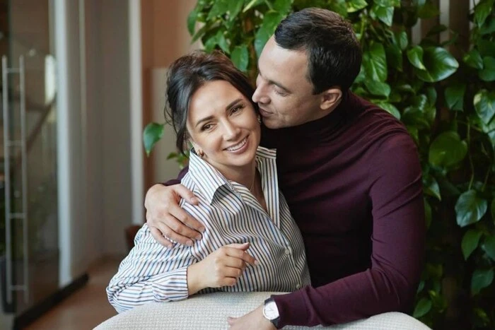 Бере допомогу як біженка і купила елітний електрокар. Дружина заступника Кличка відзначилася дорогою обновою