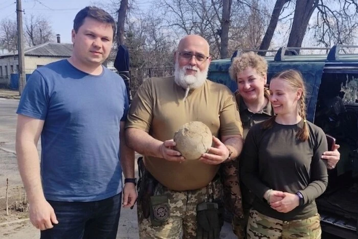 На Київщині бійці тероборони знайшли кістку мамонта віком 25 тисяч років (фото)