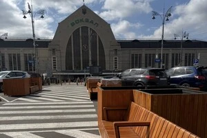 Парклети біля Центрального залізничного вокзалу у Києві