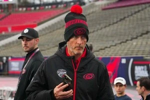 Дандон є мажоритарним власником «Кароліни Харрікейнз»