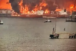 Пожар в порту Усть-Луга в Ленинградской области России после удара украинских дронов, 25 марта 2026 года