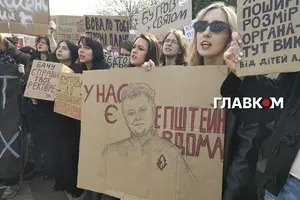 Під червоним корпусом Університету Шевченка студенти влаштували мітинг