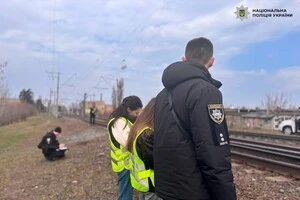 Малолітній хлопець не втримався, перебуваючи між вагонами приміської електрички під час руху 