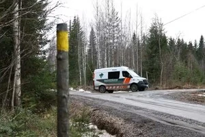 Автомобіль прикордонної служби поруч із місцем падіння дрону в Китеї, що у Фінляндії