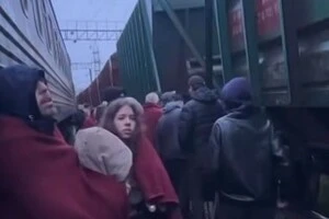 Пасажири потяга чекають на закінчення повітряної тривоги