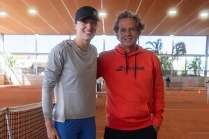 Новим тренером Швьонтек став 58-річний іспанський фахівець Франсіско Ройг Женіс