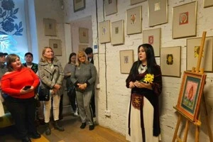 На виставці Рудницької представлено роботи з багаторічного циклу «Сад Чеснот» або «Дерево-писанка»