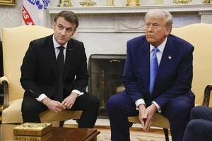 Макрон відповів на погрози Трампа про вихід з НАТО