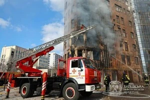 Окупанти вдарили дроном по багатоповерхівці в Харкові: є поранені