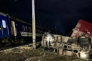 На Харківщині вантажівка врізалася в пасажирський поїзд