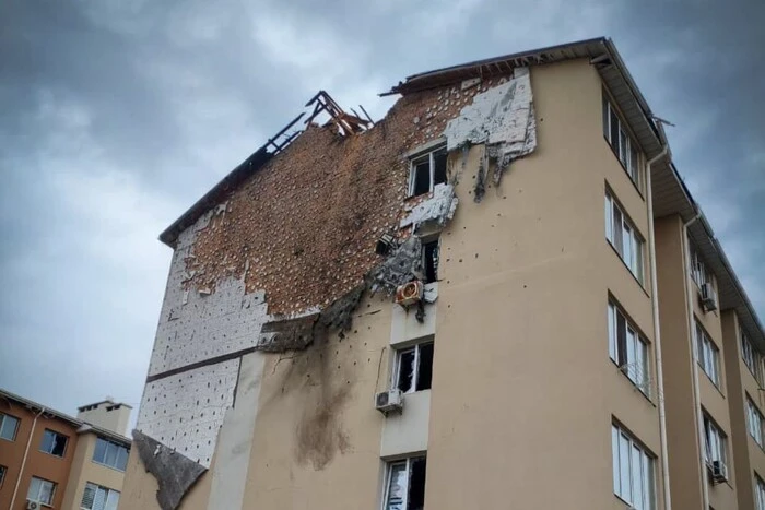 Ворожий удар по Крюківщині: дрон влучив у будинок поруч із дитячим майданчиком