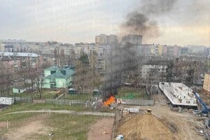 Пожежа внаслідок падіння дрона у Вишневому