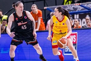 Клуб «Чукурува» Мерсін Ягупової (ліворуч) здобув перемогу над «Атінаїкосом»