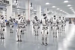 Готовий людиноподібний робот сходить з конвеєра приблизно кожні 30 хвилин