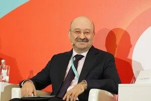 За даними ЗМІ, колишній урядовець домігся виключення зі списку, використовуючи юридичні процедури