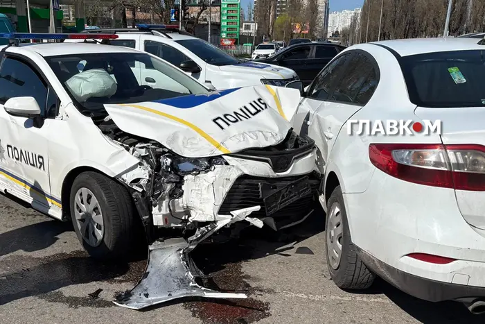 Потрійна ДТП у Києві: серед учасників – екіпаж поліції (репортаж)