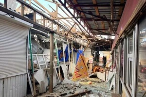 Російські війська атакували торговельні павільйони та магазин