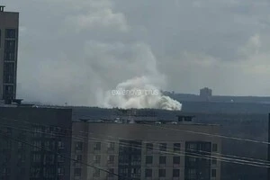 Пожежа почалася на верхніх поверхах