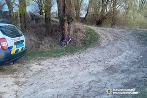 Хлопці пішли з дому, щоб кататись на велосипедах