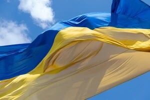 Для збереження полотнища від пошкоджень прапор залишиться приспущеним до покращення погодних умов