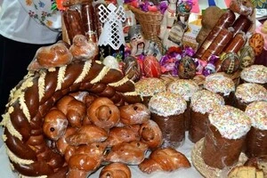 Також для придбання свіжих продуктів можна відвідати комунальні ринки