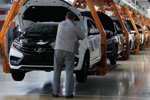 Автівки залишаються стояти на складах через низький попит 