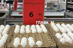 Традиційно найдешевшими є нефасовані яйця у лотках по 30 штук. На фото – ціни в «Екомаркеті»