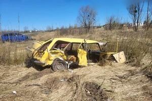 Сила удару була такою, що обидві автівки викинуло за межі проїжджої частини 