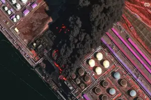 Масштабна пожежа внаслідок атаки українських дронів на порт Усть-Луга