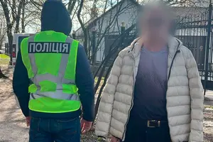 Чоловік кинув у бік військовослужбовця дві тренувальні гранати, здійснив два постріли з пневматичного пістолета та завдав ножового поранення