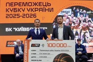 CEO GGBET UA Сергій Міщенко вручив БК «Київ-Баскет» грошовий сертифікат за перемогу в Кубку України