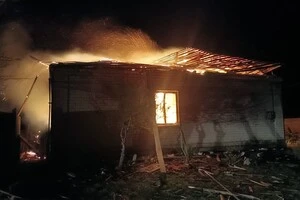 Через російську атаку на Синельниківський район у житловому будинку спалахнула пожежа