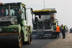 Траса М-06 є ключовою транспортною артерією, що з'єднує столицю із західними регіонами