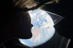 Астронавтка Крістіна Кох дивиться на Землю, поки екіпаж прямує до Місяця на початку місії 1 квітня 2026