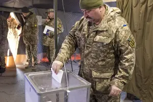 Як зазначила Айвазовська, наприклад, військовослужбовці, які перебувають поза зоною бойових дій можуть голосувати на звичайних дільницях