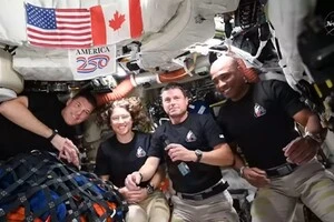 Астронавти місячної місії повертаються на Землю