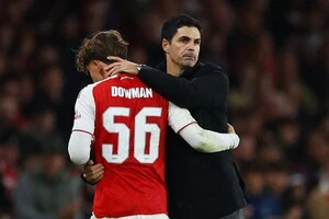 Макс Доумен в обіймах Мікеля Артети