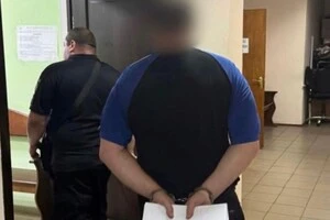 Попри заперечення обвинуваченим будь-яких стосунків із постраждалою, суд визнав його винним у зґвалтуванні