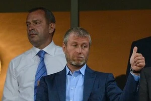 Роман Абрамовіч вирішив зрівняти українців і росіян