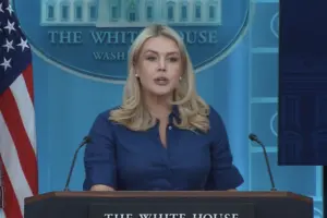 За словами Левітт, Трамп хоче, щоб Ормузька протока залишалася відкритою