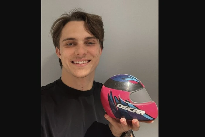 Пілот Формули-1 отримав у подарунок шоколадне яйце у ​​формі шолома