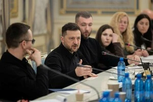 Зеленський на закритій зустрічі із журналістами: Головною ціллю загарбників залишається Донеччина, а саме Покровський напрямок